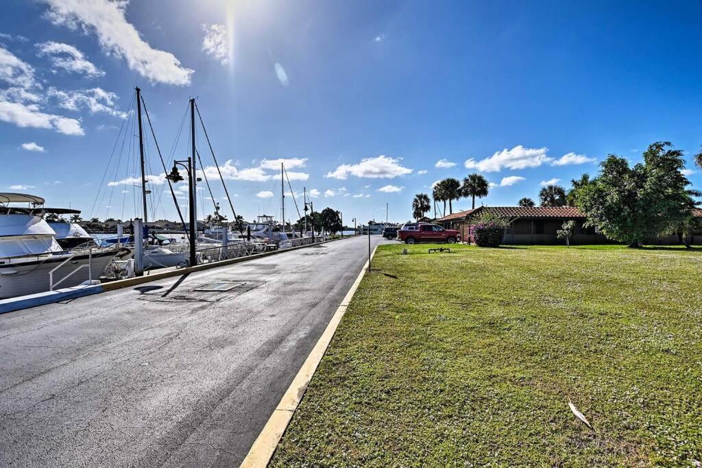 Marina Getaway On The Water! Apartment Naples Exterior photo
